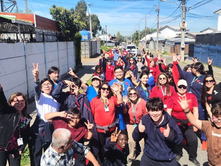 Cecosf Sarmiento promueve la vida sana con exitosa caminata familiar.