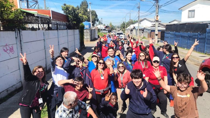 Cecosf Sarmiento promueve la vida sana con exitosa caminata familiar.