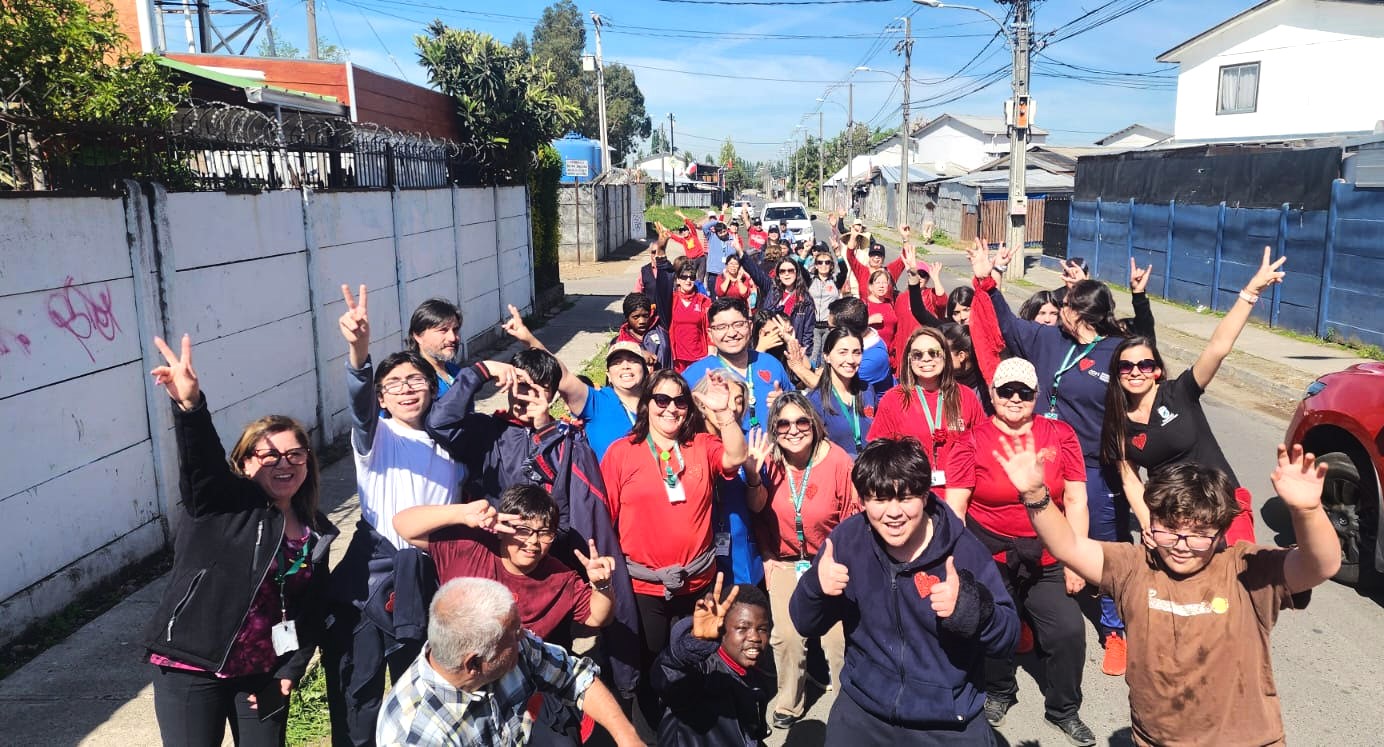 Cecosf Sarmiento promueve la vida sana con exitosa caminata familiar.