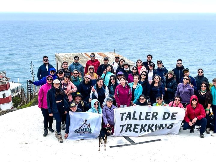 Trekkeros curicanos completan penúltima salida del taller de iniciación al trekking con ruta costera hacia el Faro Trilco