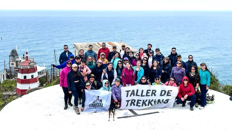 Trekkeros curicanos completan penúltima salida del taller de iniciación al trekking con ruta costera hacia el Faro Trilco