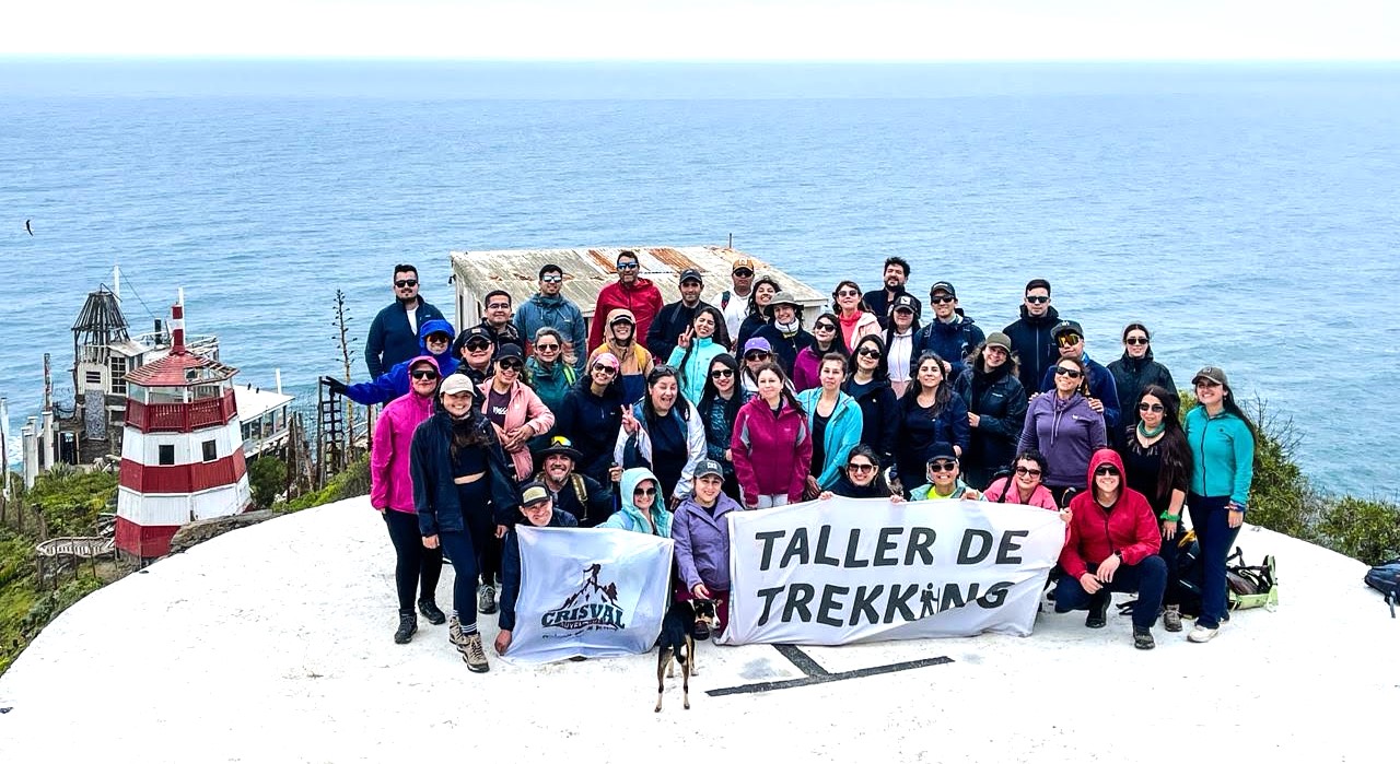 Trekkeros curicanos completan penúltima salida del taller de iniciación al trekking con ruta costera hacia el Faro Trilco